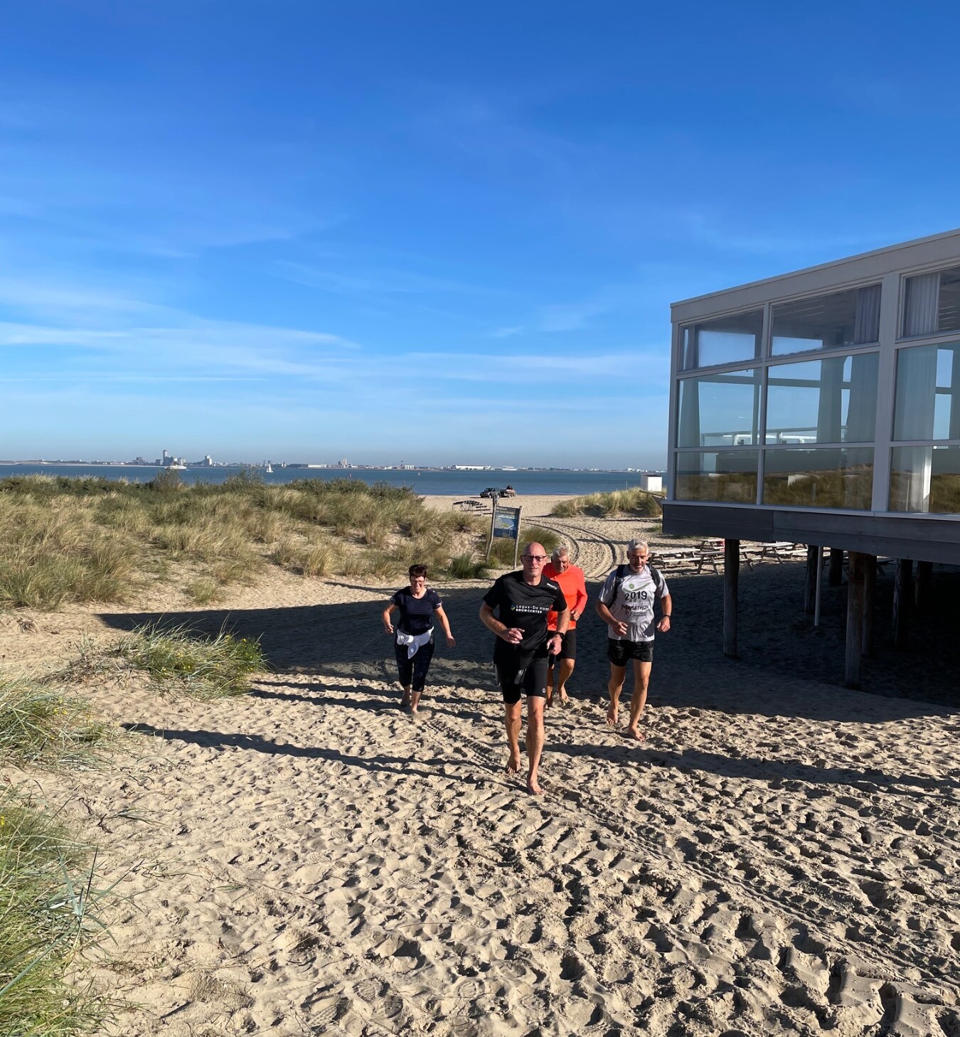 Blootvoets op het strand
