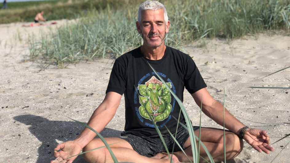 Twan mediteert in de duinen