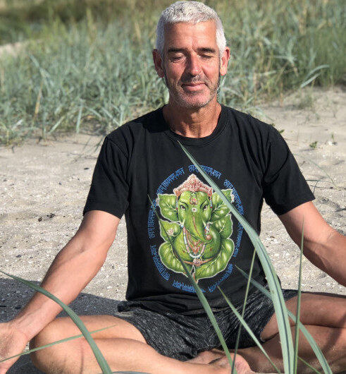 Twan Timmermans mediteert in de duinen