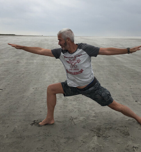 Twan in de krijgerhouding op het strand