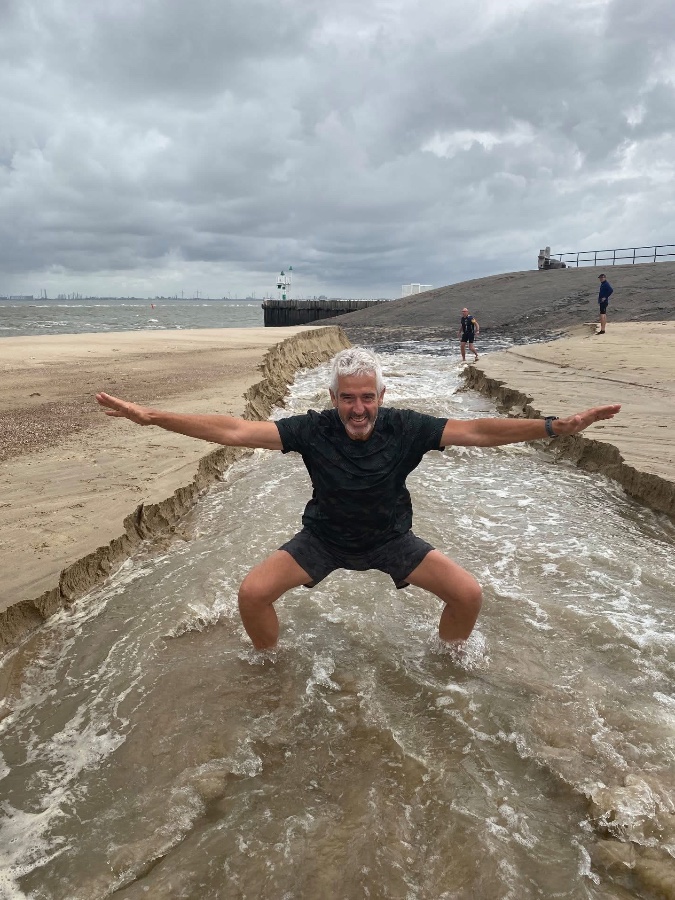 Een groep lopers op het strand bij Breskens